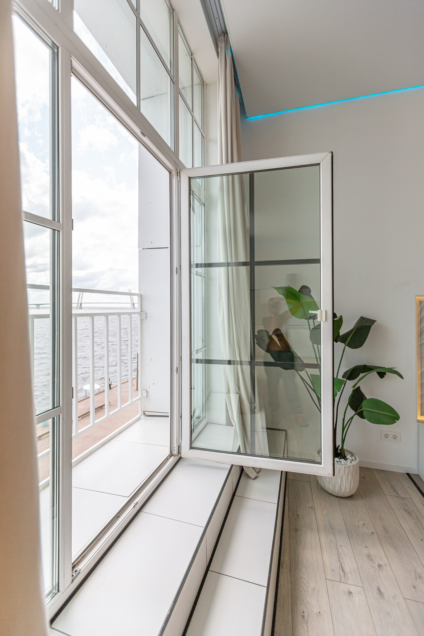 minimalistic-modern-luxury-design-expensive-house-with-marble-trim-sunny-day-white-walls-with-plaster-parquet-decorative-lighting-no-one-inside
